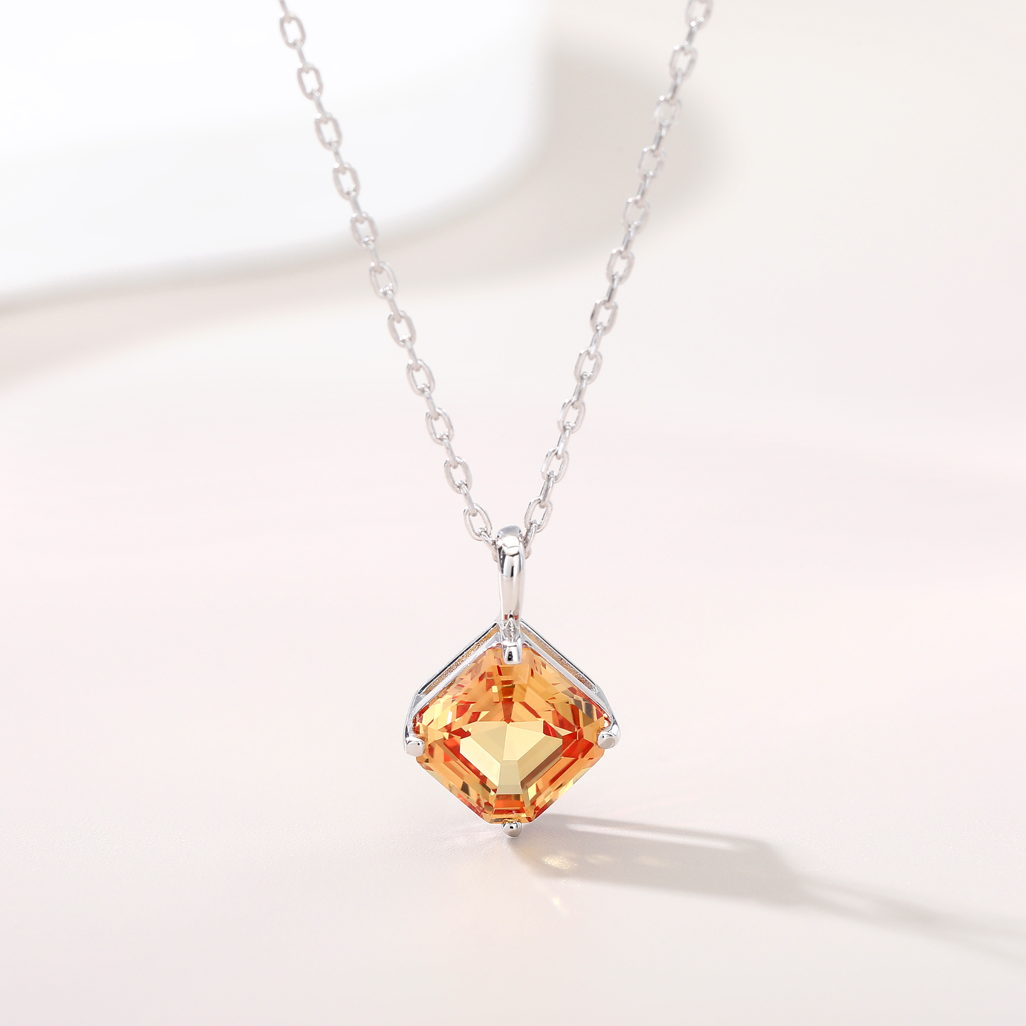 Bezel-Set Diamond-Shaped Small - Bezels Set Pendant のレビューと価格