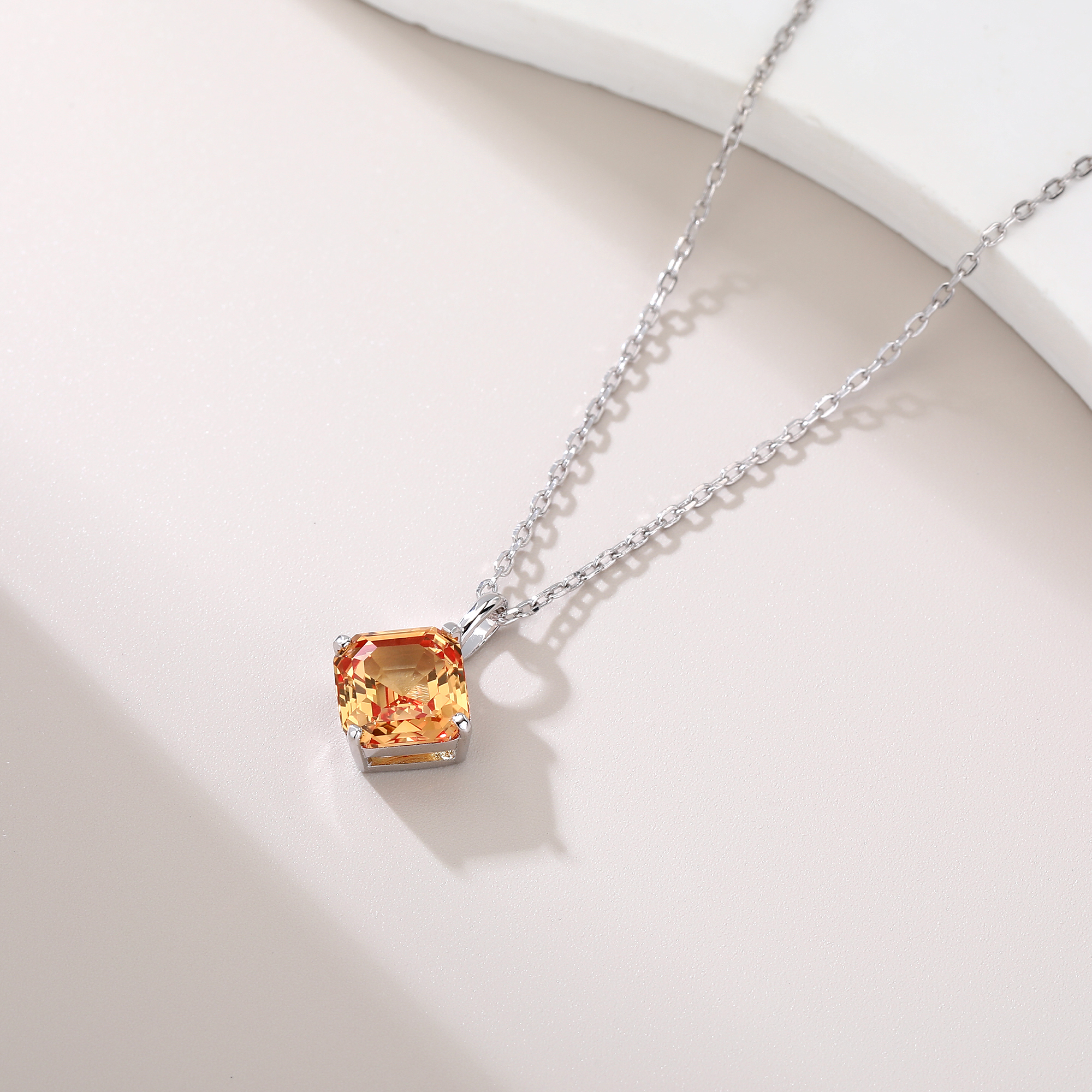 Bezel-Set Diamond-Shaped Small - Bezels Set Pendant のレビューと価格